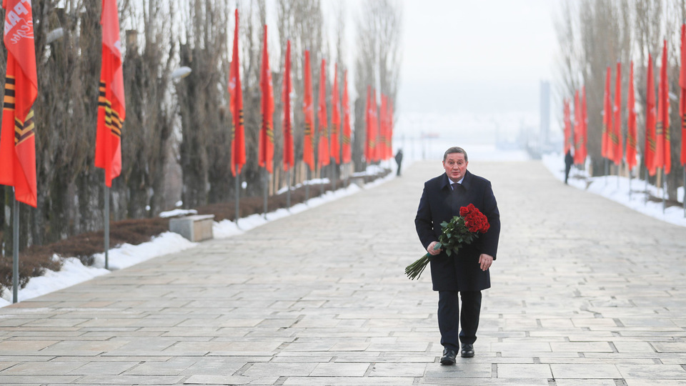 Андрей Бочаров почтил память героев Сталинградской битвы